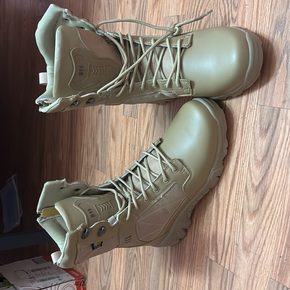 Really light weight nice boots - Picture 1 of 5